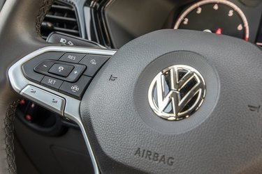 Den adaptive fartpilot styres let fra rattet, og man kan let justere den ønskede maksimale hastighed.