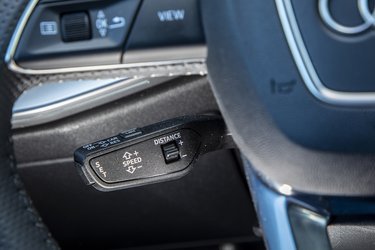 Adaptiv fartpilot er standard på alle A3-modeller. Betjeningen sker fra denne stilk bag rattet, der er let at betjene selv i mørke, når man først har lært den at kende.