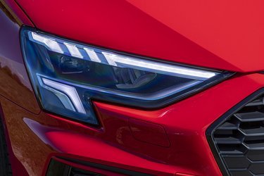 Der er både LED-lygter foran og bagpå Audi A3. Du kan opgradere til adaptive forlygter for 15.000 kr. eller som en del af en omfattende udstyrspakke til 25.000 kr. 
