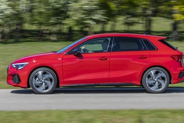 Audi A3 fås enten i denne femdørsudgave kaldet Sportsback, eller som sedan med fire døre og et udvendigt bagagerum. Sidstnævnte er 10.000 kr. dyrere.