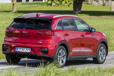 Kia e-Niro er en SUV og er således både høj og rummelig. Men bilen må ikke forsynes med anhængertræk.