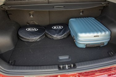 Bagagerummet rummer 451 liter, hvilket lyder af mere, end det ser ud. Et par ladekabler optager endda noget af pladsen.