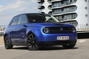 Honda e koster omkring 300.000 kr. og skiller sig i den grad ud fra mængden. De er skabt mere til bykørsel end til lange ture – hertil er rækkevidden nemlig for lille.
