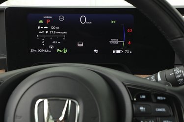 Det er en stor skærm foran rattet, der gør det ud for instrumenthuset. Der er mange informationer, og man skal have kørt med bilen i lang tid, før man helt kan overskue de mange tal og symboler. Det kan gøres enklere!
