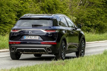 DS 7 Crossback E-Tense er en stor bil på størrelse med Audi Q5 eller BMW X3.