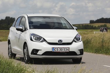 Honda Jazz er en ret høj, fempersoners bil i miniklassen. Priserne begynder ved 215.000 kr. for den nye hybridversion.