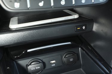 Trådløs ladning er en del af intro-pakken, og man vænner sig hurtigt til det. Det kræver dog, at du ikke bruger Android Auto/Apple CarPlay, da dette ikke fungerer trådløst i XCeed. 