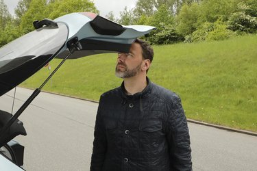 Bagklappen åbner ikke særlig højt, og det er både farligt og irriterende for høje personer.