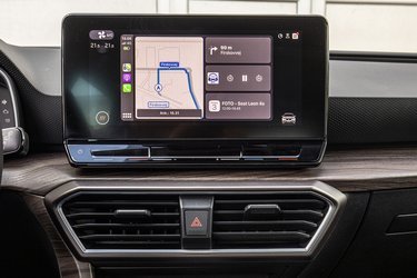 Apple CarPlay (billedet) kan benyttes uden kabel, da det fungerer trådløst. På den måde kan man betjene mange funktioner trygt og sikkert uden at slippe hænderne fra rattet.