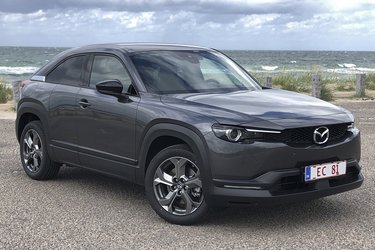Mazda MX-30 har en ny udgave af Mazdas Kodo-design. Bilen har stadig en markant grill, men den er dog noget smallere end på de øvrige modeller.
