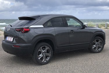 MX-30 er en crossover i mellemstørrelse. Som noget særligt fås bilen med trefarvet karrosseri (plus 11.000-15.000 kr.). Kun én version, hvid, fås uden tillæg for metalfarve (4.000 kr.)