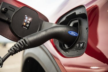 Batteriet til plugin-teknikken kan oplades via et stik ved venstre forhjul. Det tager 3,5 timer at lade bilen helt op, hvis man benytter en ladeboks. Den medfølgende nødlader trækker maksimalt seks ampere, og med den tager det ca. 10 timer at få bilen ladet op.
