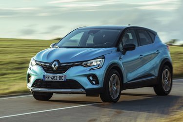 Renault Captur kommer nu som plugin-hybrid. Den trækker stadig kun på forhjulene, men kan køre delvist på el via en avanceret gearkasse.