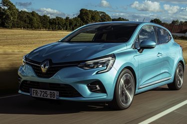 I Renault Clio kan batteriet ikke lades op, og det er lidt mindre. Men ellers er køreoplevelsen stort set den samme som i Captur, og man får en meget lækker hybridbil, der altid starter på el, og som let kan køre op til 50 km/t. på el alene.