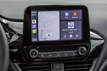 Den store skærm er højt placeret og let at betjene med danske menuer. Der er separate dreje- og trykknapper til bl.a. volumen. Apple CarPlay og DAB+ er standard, mens navigation med dansk tekst og tale skal tilkøbes som del af en attraktiv X-pakke til 13.000 kr., der også omfatter 10 B&O-Play-højttalere. Bakkamera er ikke standard. 