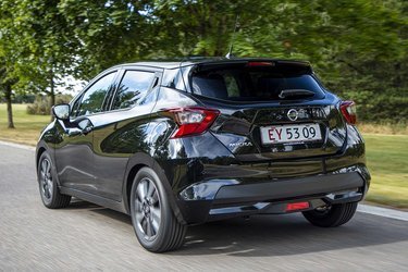 Micra har fire sidedøre, men bagdørene er forsøgt skjult ved, at bl.a. dørgrebene er indlejret i rudefeltet. 