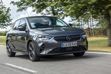 Fronten har fået det store og synlige Opel-emblem lige midt i kølergitteret. LED-forlygter er standard i denne udgave.