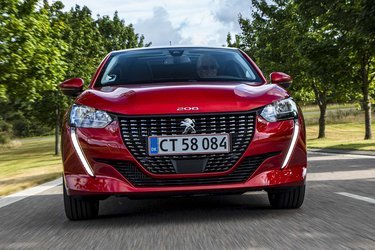 Fronten er flot og giver bilen et frembrusende udtryk. De lodrette LED-kørelys er standard.