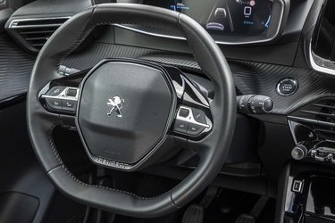 Rattet er mindre i Peugeot 208 end i næsten alle andre biler. Det er med kun to eger og er fladt for oven og for neden. Det er lækkert at holde om.