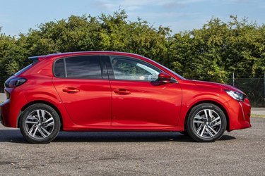 Peugeot 208 kommer nu i en særlig jubilæumsversion, hvor man får en meget flot udstyret bil for bare 185.000 kr. Her er bl.a. 16-tommer alufælge standard.