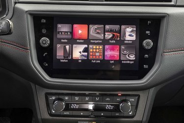 Skærmen på otte tommer er flot integreret, og der er separate drejeknapper til bl.a. volumen. Udstyr som Apple CarPlay, DAB+ og navigation (uden dansk tale) skal tilkøbes som ret dyrt ekstraudstyr, og det gør Seat til en dyr bil. Bakkamera er del af en FR-pakke til over 10.000 kr.