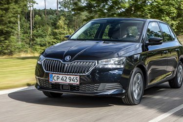 Alderen er teknisk set ved at tynge Skoda Fabia, der dog fik et mindre facelift sidste år, og som derfor fortsat ser frisk ud.