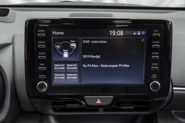 Rundt om den store skærm er der separate dreje- og trykknapper til bl.a. volumen og valg af skærmvisning. Skærmen er højt placeret og let at betjene med danske menuer. Apple CarPlay/Android Auto, DAB+ og bakkamera er standard, mens navigation er ekstraudstyr. Man kan tilkøbe en 8-tommerskærm som del af en såkaldt Smart-pakke, og det er den vi ser på fotoet.