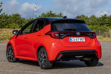 Yaris kommer i starten i en særlig Premier Edition, der har stort set alt i udstyr. Det er den, vi her har fotograferet, og den koster 240.000 kr.