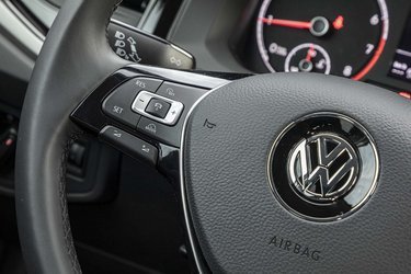En adaptiv fartpilot er standard. Den styres fra rattet og virker glimrende.