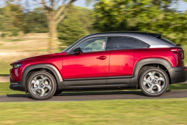 Mazda MX-30 er første elbil fra den japanske bilfabrik. Det er en SUV-lignende bil i minibilklassen med et typisk og flot Mazda-design.