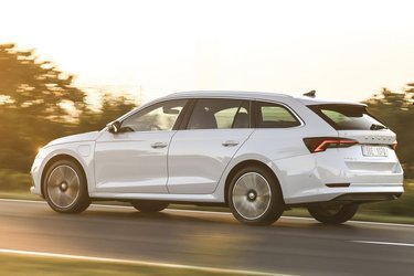Udefra ser man ikke, at der er tale om en plugin-hybrid. Et skarpt øje kan dog ane ladeporten ved venstre forhjul.