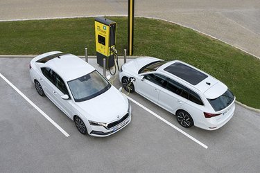 Skoda Octavia fås som plugin-hybrid i både den almindelige femdørs version og den store stationcar, som Skoda kalder Combi.