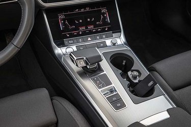 Gearstangen er sjovt udformet. Den er af den elektroniske type, der selv går i P, når turen er slut.