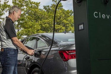 Fuldt opladet kan bilen i teorien køre 64 km på strøm alene. Vi målte det til 55 km ved blandet kørsel.