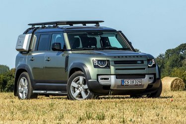 Der er rigeligt med frihøjde på Land Rover Defender, og du kan øge den med yderligere 145 mm. At køre på en stubmark er ingen sag for en Defender.