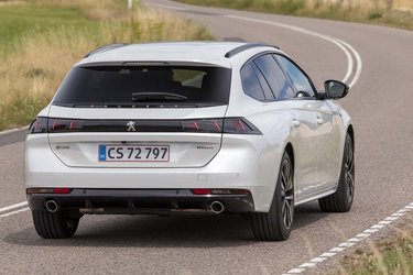 Det er på landevejen og på motorvej, at den relativt store Peugeot 508 SW PHEV virkelig er i sit es.