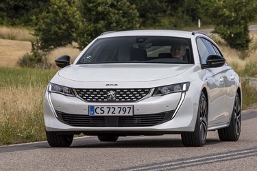 Peugeot 508 SW PHEV er en elegant stationcar. I den testede GT-Line-version er 18-tommer fælge og sortblanke detaljer standard.