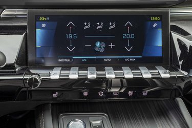 Peugeot benytter sig af en kombination af normale kontakter og touchskærm, og det fungerer faktisk. 