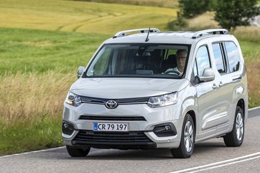 Toyota ProAce City Verso er den japanske fabriks version af Citroën Berlingo. Bilerne bygges side om side på PSA’s fabrik i Spanien.
