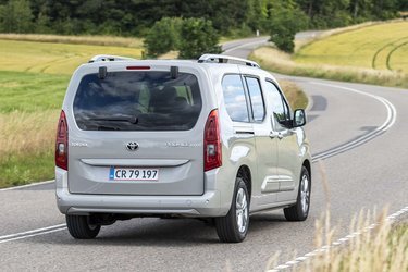 Især bagfra er det ikke til at skjule, at Toyota ProAce City Verso er baseret på en varevogn.