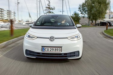 VW ID.3 er nærmest en elektrisk udgave af VW Golf. Kan man lade bilen i hverdagen og leve med, at den ikke fås med træk, vil skiftet til eldrift for mange føles let.