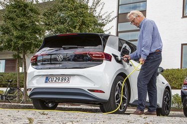 Der er gode lademuligheder i ID.3. Hjemme kan bilen lades med op til 11 kW, og så tager det fem-seks timer at lade fra tomt til fyldt batteri. Undervejs kan man lynlade med op til 100 kW, og så tager det 15 minutter at få 140 km på „tanken“.