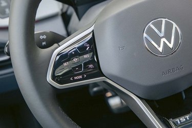 Adaptiv fartpilot er standard. Travel Assist, der holder bilen i sporet, er desværre forbeholdt de to dyreste udgaver.