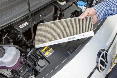 Der er ingen motor i motorrummet, for den er placeret ved baghjulene. I stedet er der plads til et lettilgængeligt kabinefilter af antiallergitypen.