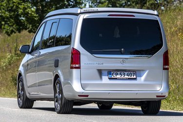 Udgangspunktet for Marco Polo er V-klassen fra Mercedes. Men der er her kommet vinduer hele vejen rundt, ligesom bagklappen har fået oplukkelig bagrude.