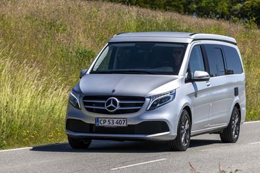 Marco Polo er navnet på campingbilen fra Mercedes-Benz. Den rummer fire personer og har indbygget hævetag.