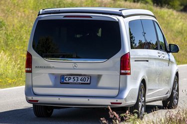 I højre side af bilen er der en skydedør, der giver god adgang til bilens campingdel.