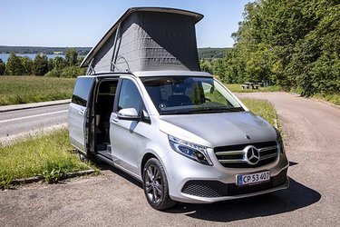 Med taget slået op bliver der enten ståhøjde inde i bilen eller to ekstra sovepladser på første sal. Taget er elektrisk betjent.