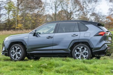I denne H3 Style-udgave er der stort set alt det udstyr, man kan drømme om. Udvendigt er bilen lakeret i to farver, ligesom de bageste sideruder er tonet ekstra mørke.