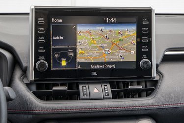 Den 9-tommer store skærm har kabelopkobling til Apple CarPlay og Android Auto samt indbygget DAB-radio og navigationsanlæg. Der er store drejeknapper til lyd og trykknapper, når man skal skifte mellem de forskellige funktioner. Det fungerer godt.